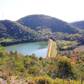 これから向かう「地知行池」の堤防。