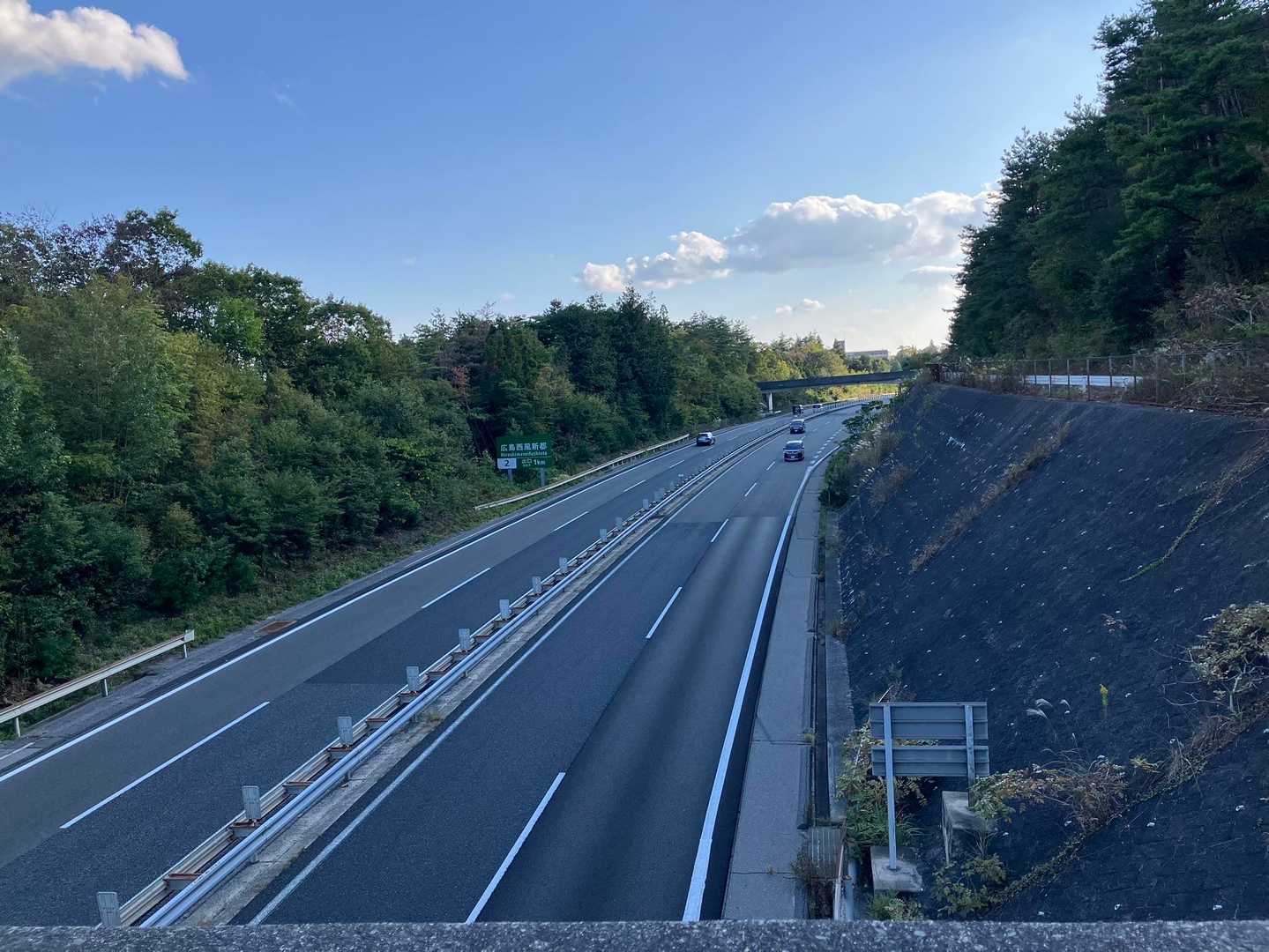 高速道路。。クルマ少ない。