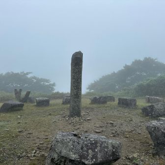 山頂に着きました。眺望が良いはずですが360度真っ白。