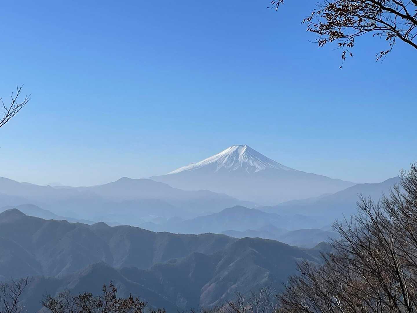 先週はパノラマ台から、裾野まで全見えだったけど、いくつもの山並みの向こうに見える富士山も、眺めていて飽きないなぁ✨
