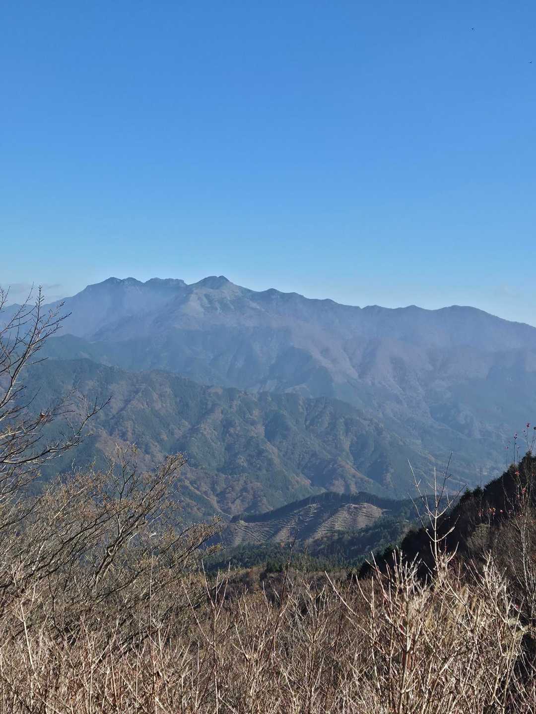 こちらからも石鎚山が良く見えます
春夏秋冬何時見ても
石鎚山は良いね❗
カッコEね👍