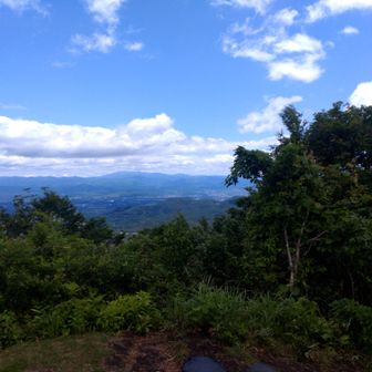 遠くに早池峰山