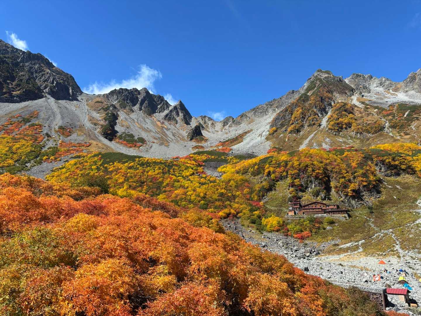 涸沢カールの見事な紅葉
この景色を見られるなら、毎年来たい😆