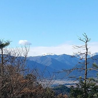 
低山ながら 遮るものが なく
心ゆくまで 山並みを 堪能 できました 👍️
