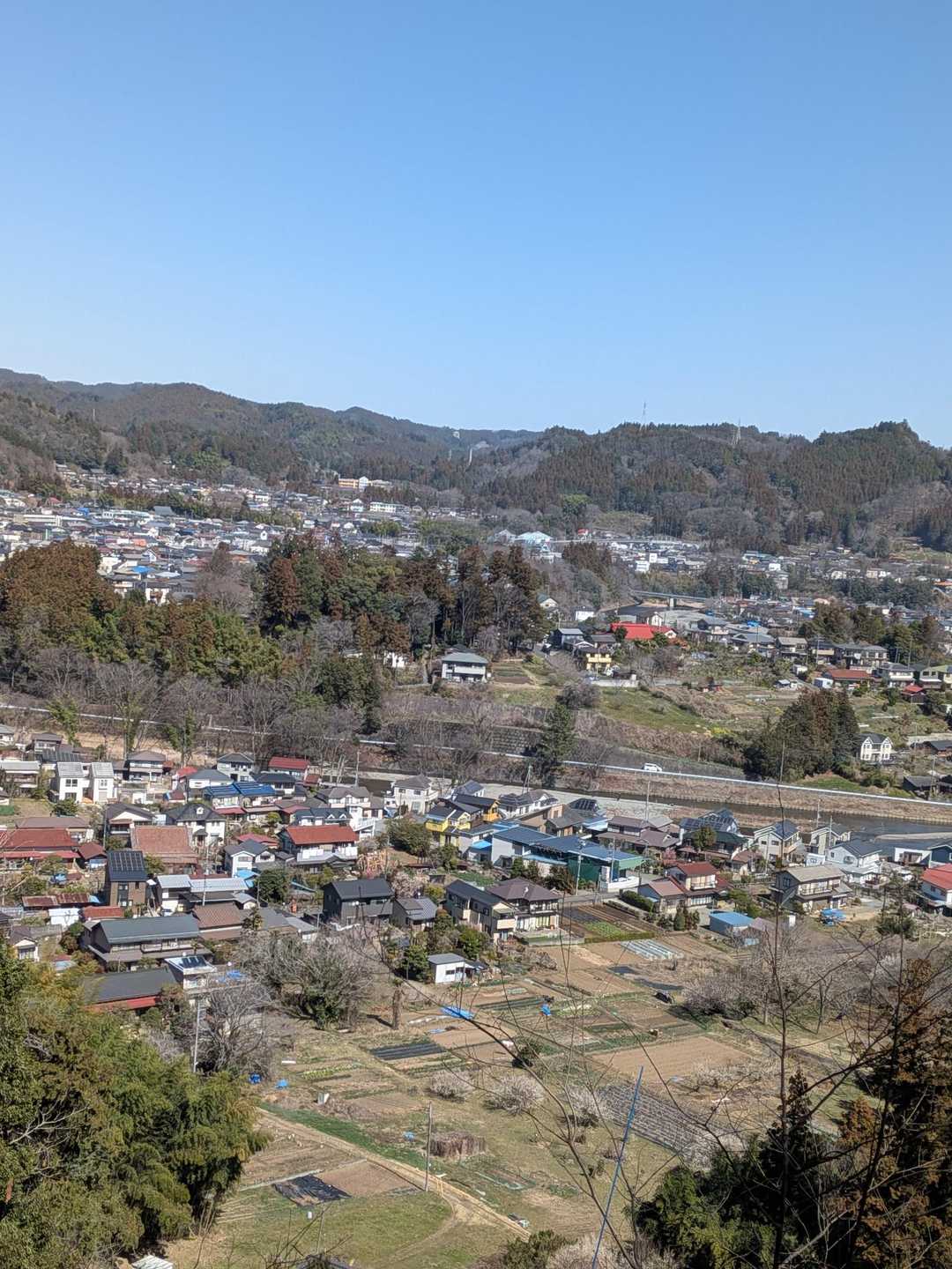 秋川の街並みです