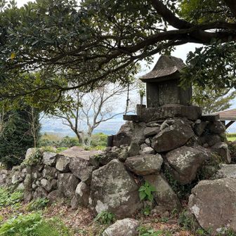 山頂に祠がある