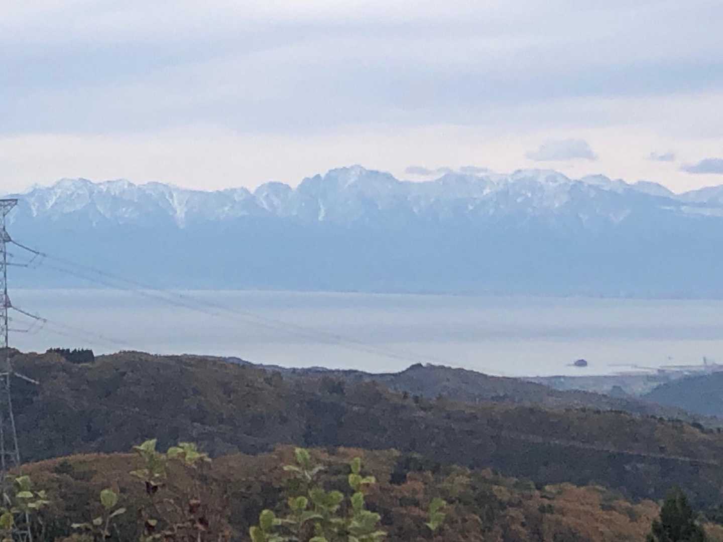 展望所からの富山湾のむこう劔立山。