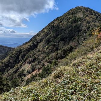 尾根筋に出ると一気に壮大な眺望が開けて感動。