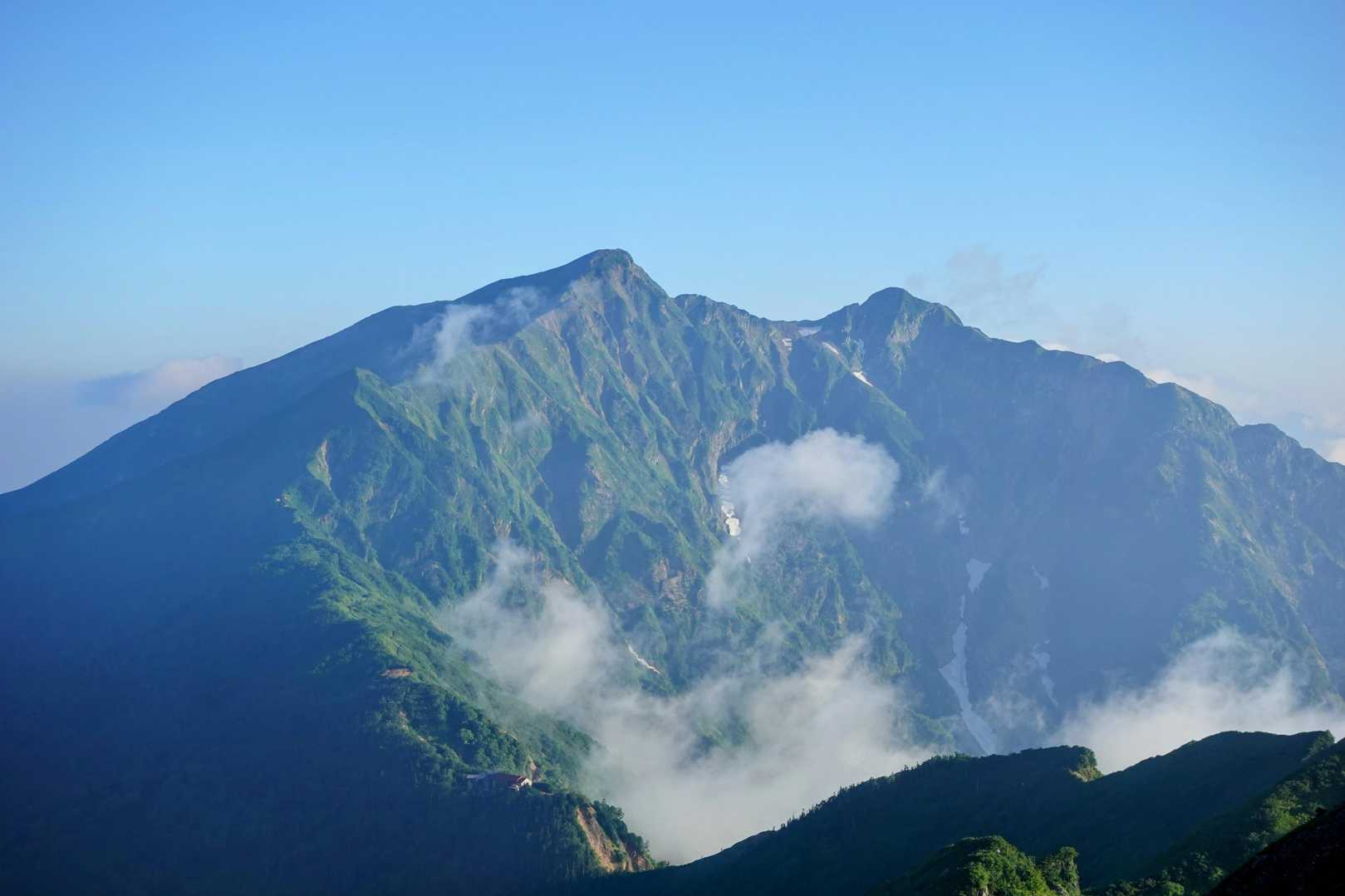 鹿島槍ヶ岳縦走 | 国内で希少な現存氷河を抱き、後立山連峰を代表する秀麗な双耳峰の写真