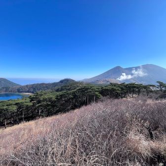 二湖パノラマ展望台から

噴煙を上げる硫黄山と韓国岳⛰️
