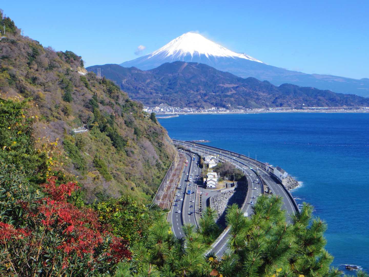 展望台が先にありました。
撮り鉄らしい方々がたくさんいらっしゃいました。