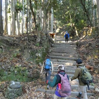 表参道の最初は、階段が続きます。