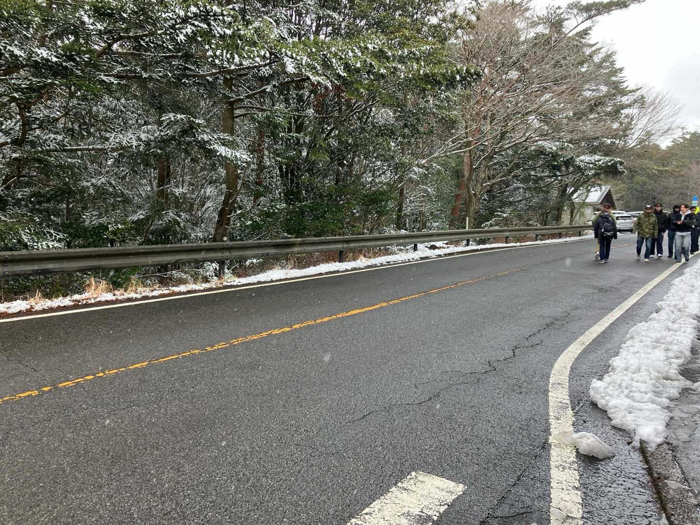 若者たちがたくさん登ってきました
大浪池がアニメの舞台になっているとか
昼には道の雪も無くなり、ノーマルでOK