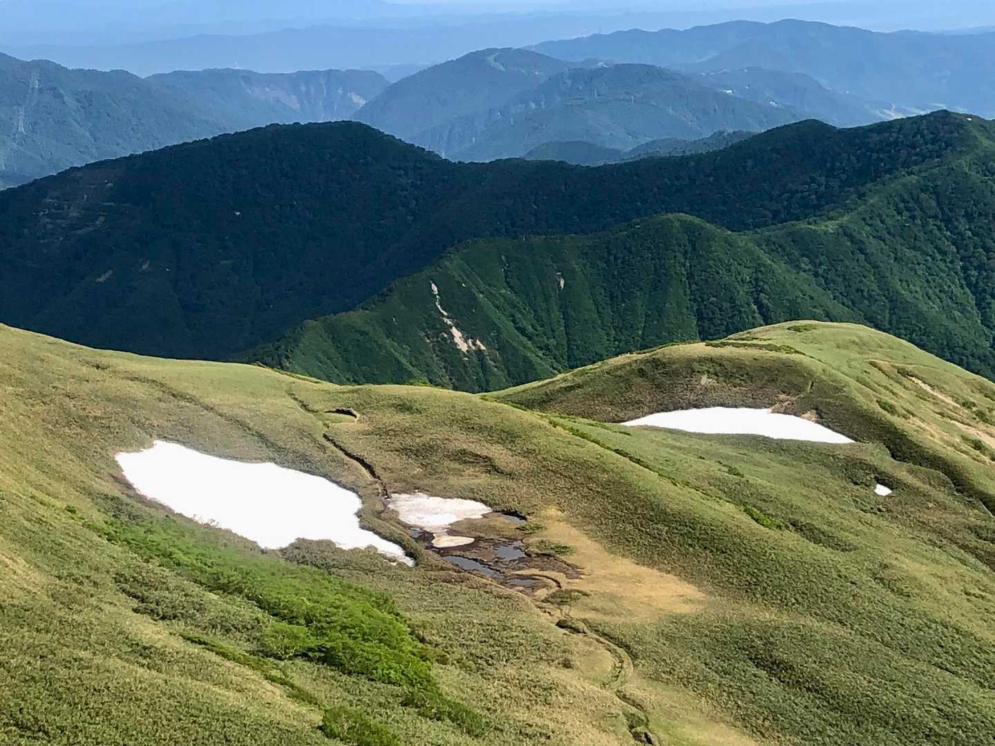 残雪があるところは平標ノ池かな