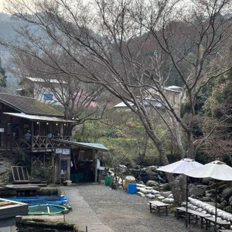 川沿いに川魚の焼ける美味しそうな匂い