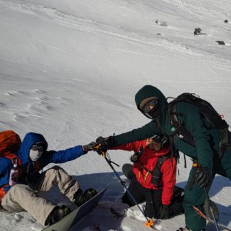 避難小屋から少し歩いたとこで初バックカントリー２人組とハイタッチ👊