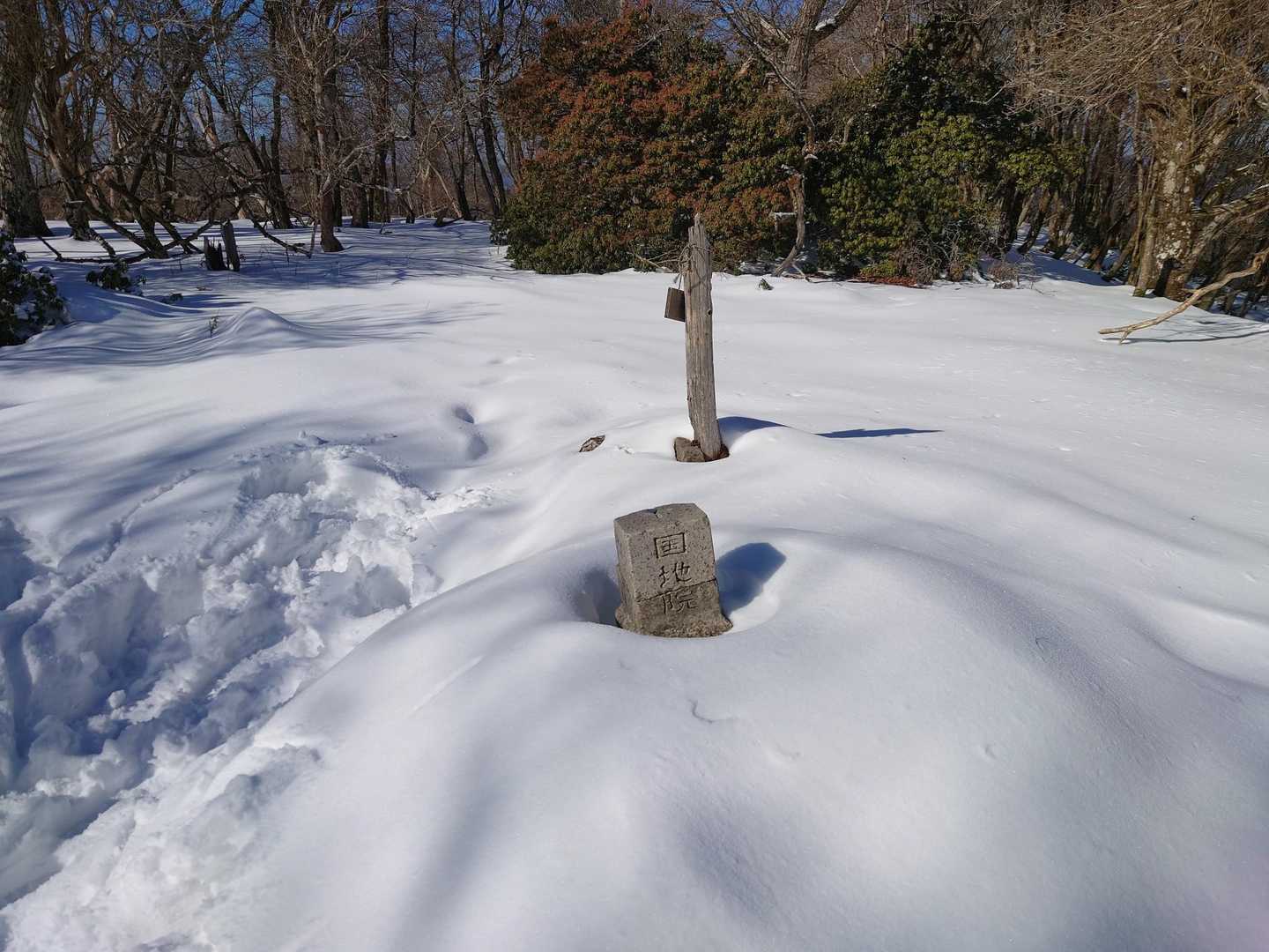 頂上付近は雪がいっぱい