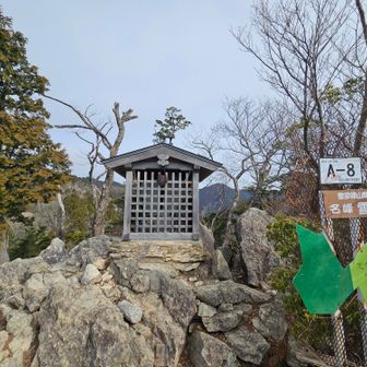 大天井岳山頂には祠あり
意外と誰もいない…?