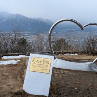 Someday we shall return, to this place
(いつか僕たちは戻ってくる、ここではないどこかへ)