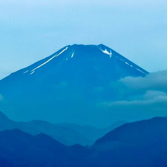 高尾山頂から見た富士山

　7月1日に山開きを迎える富士山、山頂付近の残雪も消えつつあります

　吉田ルート・須走ルートが7月1日（水）、富士宮ルート・御殿場ルートが7月10日（金）前後に開山予定だそうです。