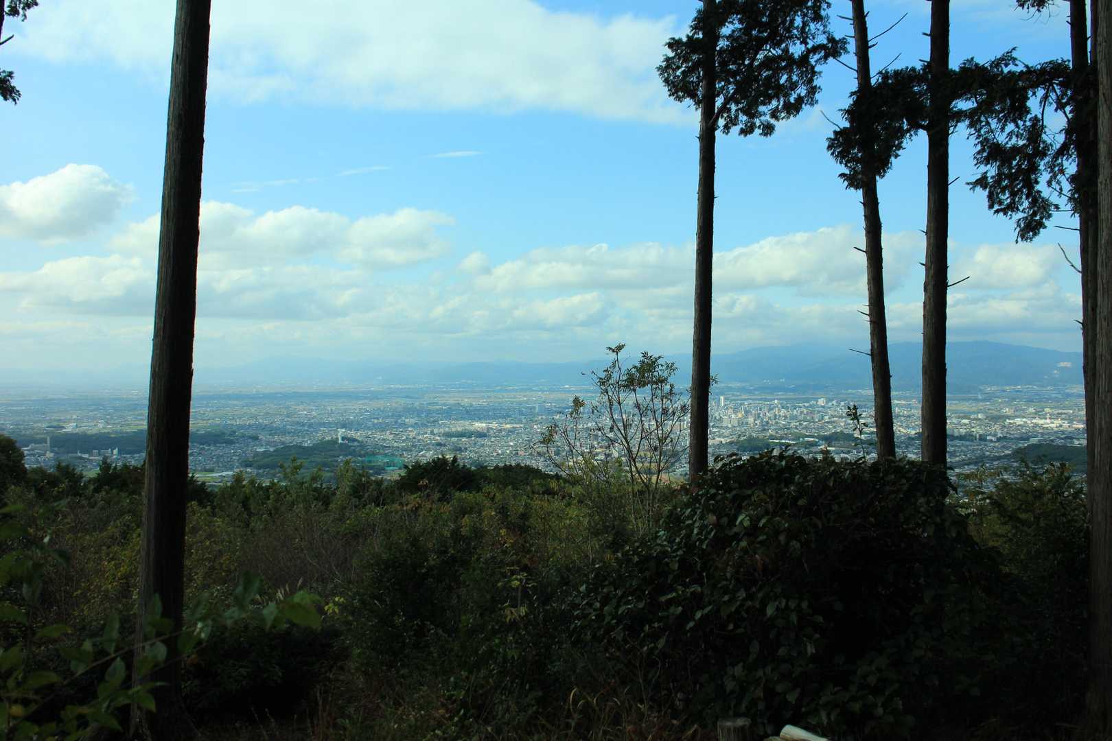 頂上から。
青空が見えてきた。