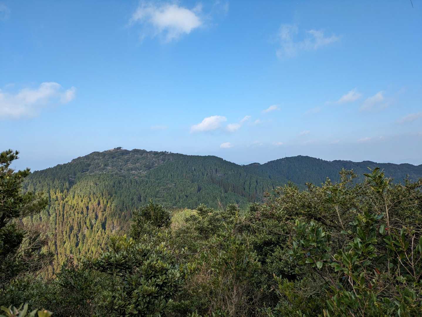 小八郎岳山頂の樹林の合間から見えた八郎岳