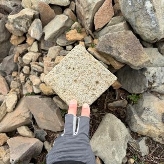 ガスって地形がよく分からないのですが、とりあえず比麻奈山の三角点にタッチ。山頂標識はありませんでした。