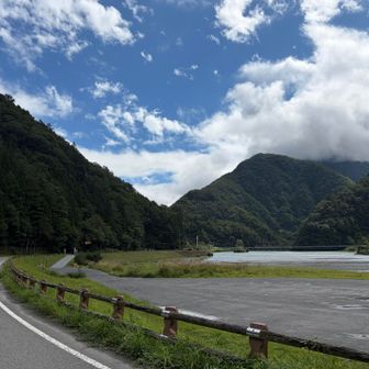 今のところ青空。小屋に電話「今、奈良田温泉にバスで着いたのでこれから向かいます！お夕飯の17時には間に合うつもりです、よろしくお願いします！」遅くなる時は連絡しておけばお互い安心。