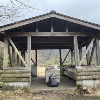 今にも雨が降り出しそうな気配の風が吹いていた。早めに撤収して再び炊事場に逃げ込む。テントはさっきの雨でずぶ濡れだった。