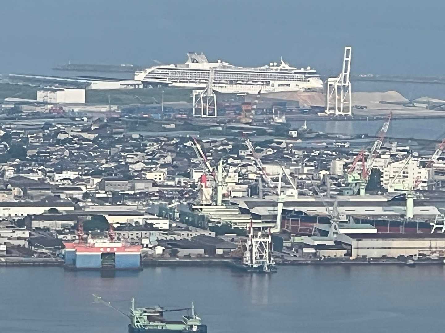 
高知新港に豪華客船🛳️が来てる
