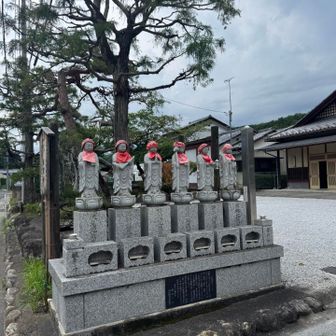 街道に面した開放的な境内(観音寺)