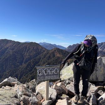 蝶槍も見えてる🦋✨

撮ってくださった
お兄さんと一緒に下山。

0時から登ってるという話から
「丑三つ時に登ってるなんて…すげぇー…😳」笑

お兄さんは3時半から
全く同じルート。
って事は3時間半巻かれたという…🫠笑

梯子の場所までが
めちゃくちゃ急勾配でザレ場続き…
「え？私…ココ登ってきたの？😵‍💫」
「そうですよーー🤣」
初めまして感がすごすぎて…笑