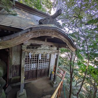 白玉稲荷神社
横は断崖絶壁