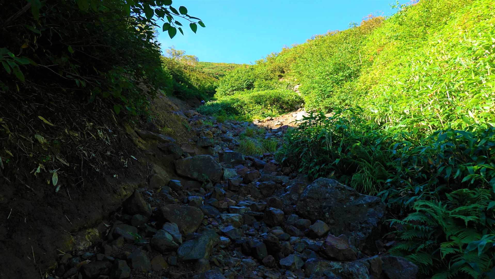 ガレ場の沢筋を登っていく