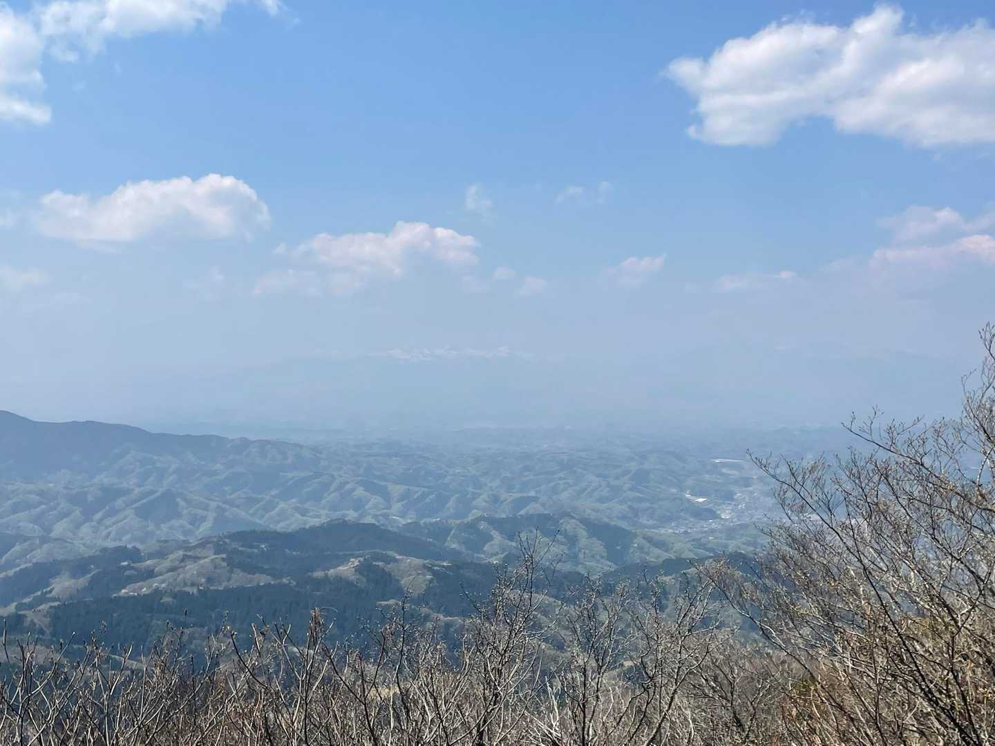 雲と同化してて よくわからないけど 安達太良方面