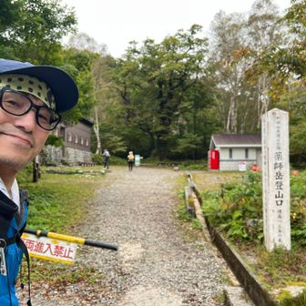 睡眠不足と３カ月ぶりの山行。すぐに息があがり、超スローペース