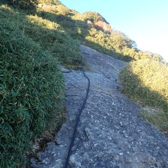 ロープを伝って一枚岩を登ります
