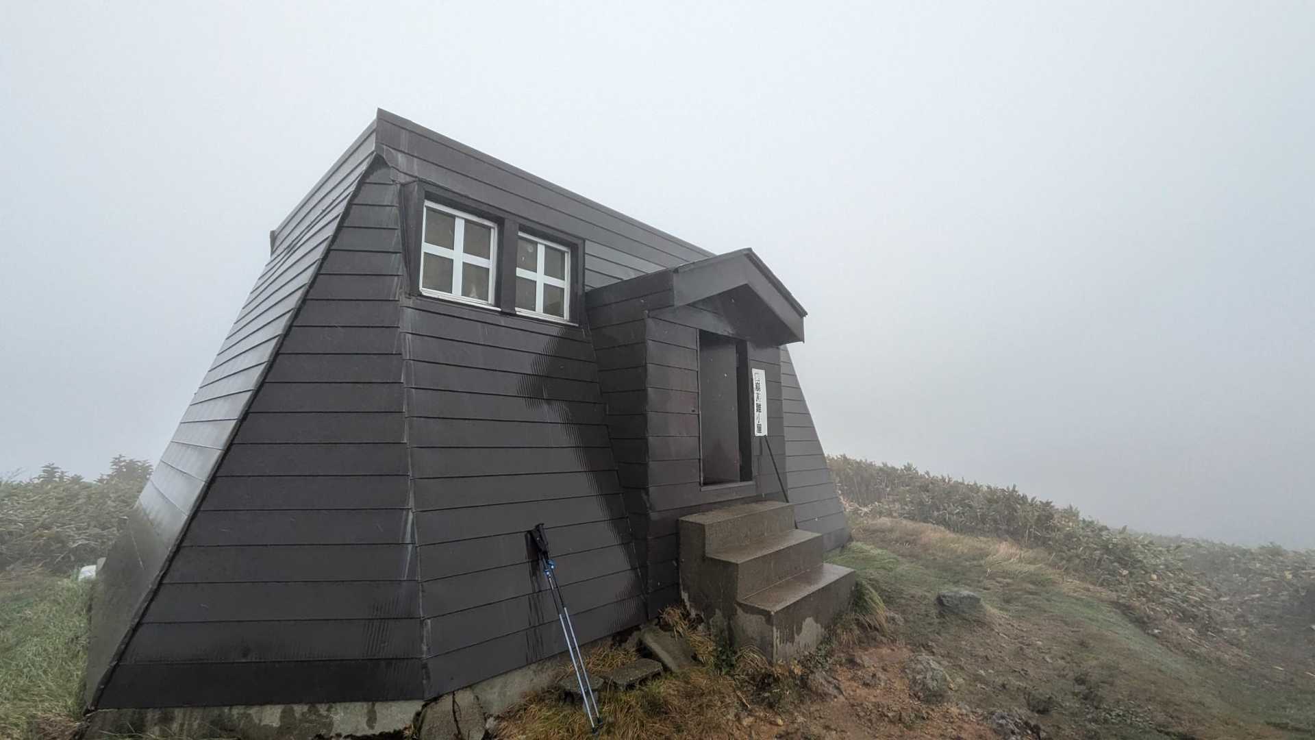 清水峠避難小屋
このあたりから雨
とりあえず中で昼食＆着替え