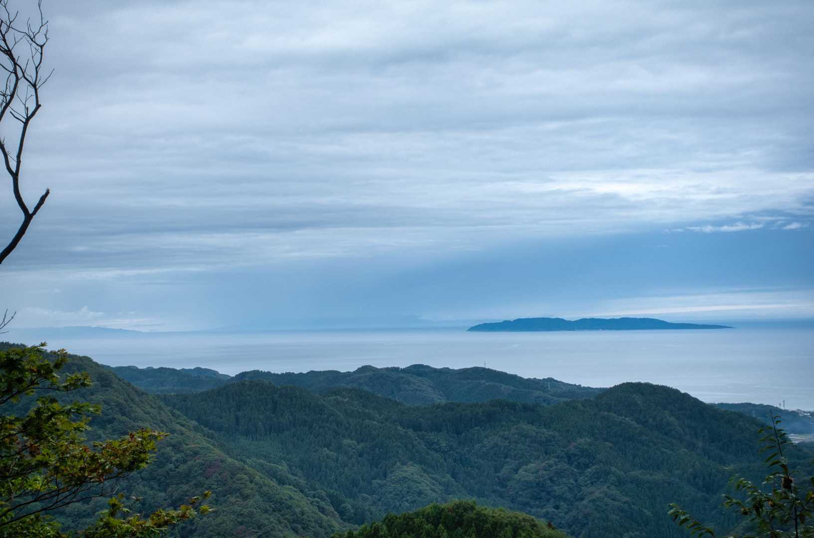 再び沖見休憩所から粟島をアップで。