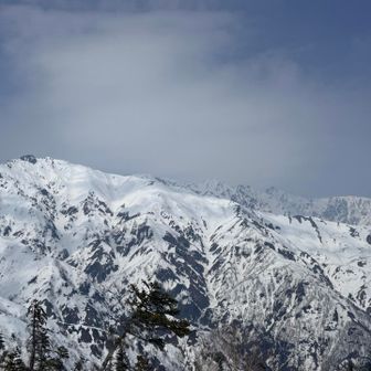 八方尾根に雲の影。
唐松岳ってこちらから見るとあまりかっこよくないんだね。雪❄️の唐松岳もまた行きたいな✨