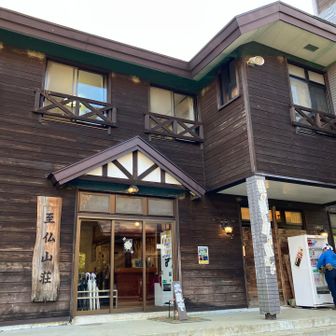 湿原まで3kmくらいずっと下ると、至仏山荘に到着です。
