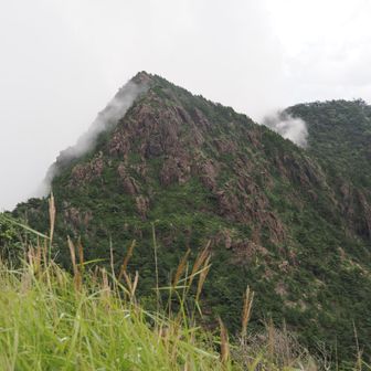 前赤石を歩いたのは４年前になりますが、見るからにすごい岩山ですね。