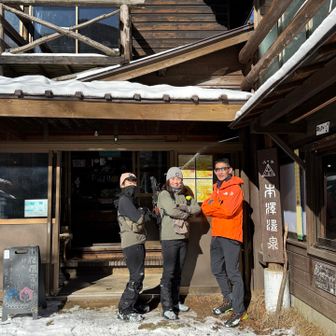 正面玄関にて、自分が好きなポーズをみんなが真似てる！キアヌリーブスと言ったら怒られた🥹