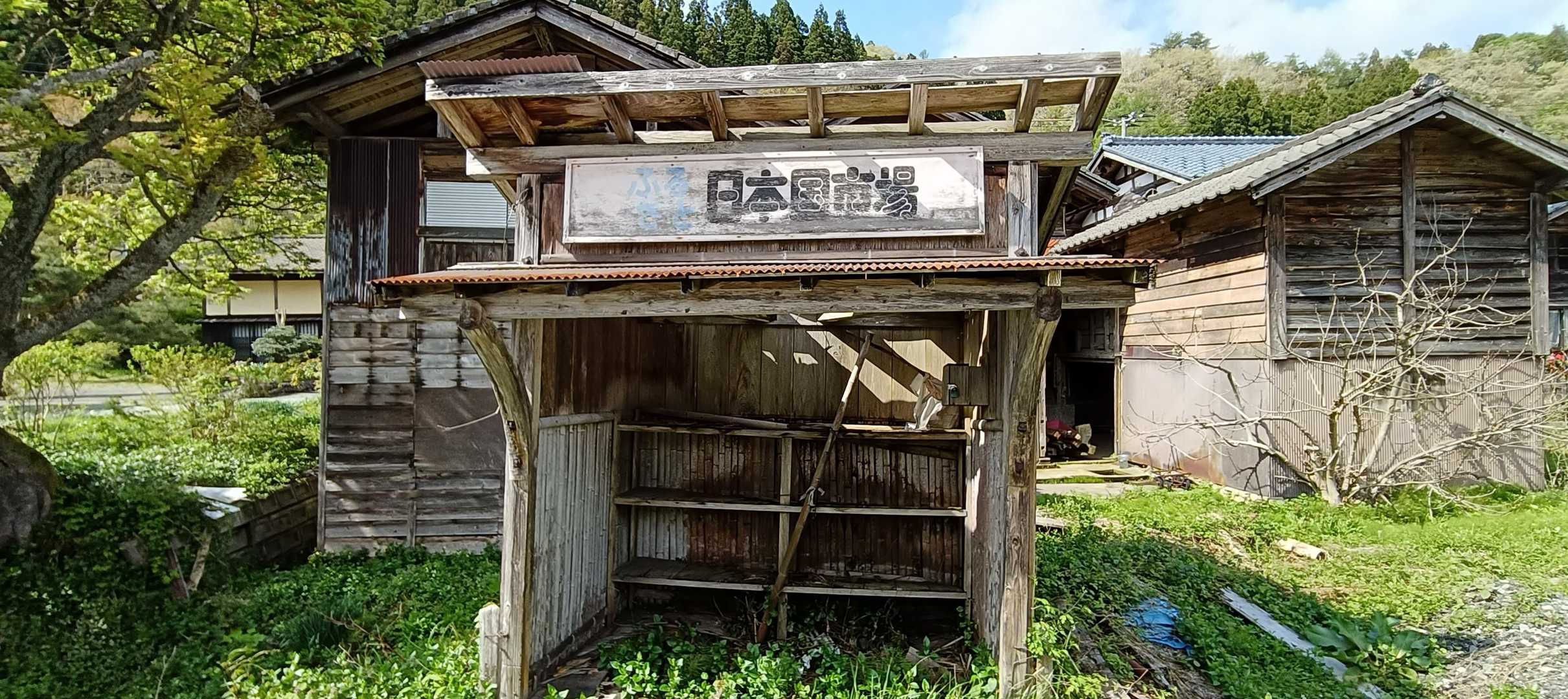 日本国市場は祝日の取引は出来ないので、何も置いてありません。但し、日経225先物やプラッツドバイ原油先物等のデリバティブ商品は祝日にも取引出来るそうです。
