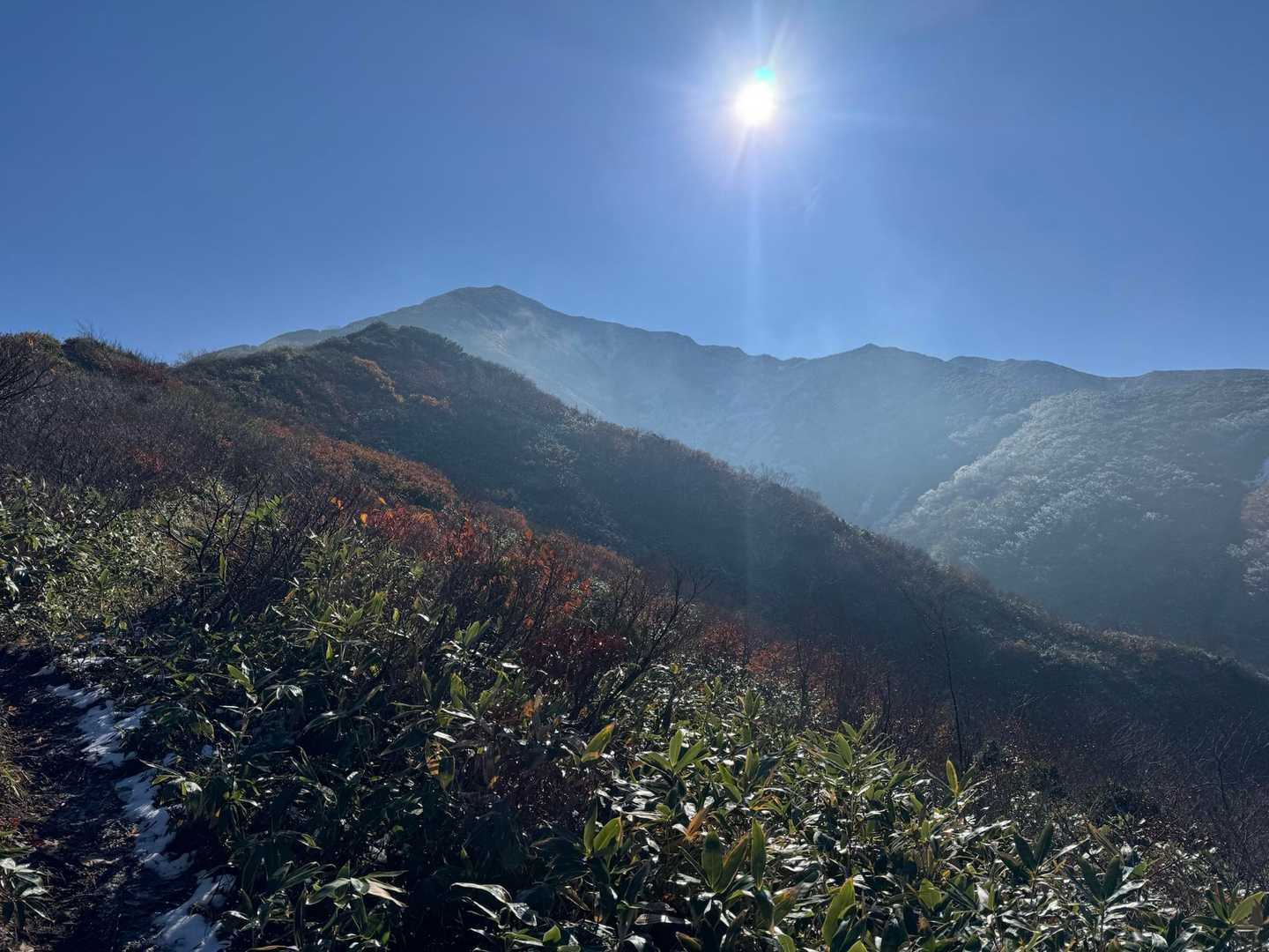 朝日岳を下り切って振り返ると、すっかりガスが晴れています😆