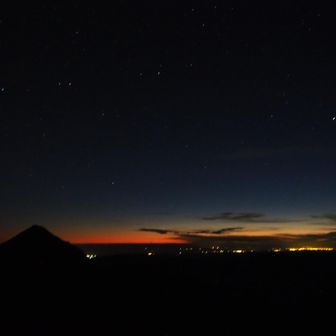 今日の夕陽はさぞ美しかったろう。

寒くもないのでヤオロの山頂で座り込んでしばらく1839峰と一番星を眺めていると、とととと・・と近寄って来た若者に「ふうろさんじゃないですか？」と声を掛けられた＝半年前に春の知床岬で出会った青年である。

私が往路2日かけて歩いたウィーヌプリまで今朝半日で来たと聞いて、内心「子供（大学生）かな？」と羨ましく眉をひそめ、しかし口調がいやに社会人ぽくてちぐはぐな印象の青年だったことまで翌朝の会話で鮮明に思い出した。

自分にまだ会話を楽しむ余力が残っていることに大層驚いた ─── しかもその後、2時間ほど星空観賞まで存分に楽しんだのだから・・・オレもまだまだ捨てたもんじゃないかもな。。
