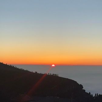 📍三島岳
こうせい、パク、あおはると追加料金（¥1,100）でお鉢周りへ。段々と明るくなる中、全然朝焼けが見えないようなところまで連れてかれるので、御来光見れなかったら承知しねえぞと思っていたが、大人しく従ってよかったと思えた日の出。