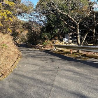 ここからも舗装路を歩く。
行きは右側の登山道から出てきた。