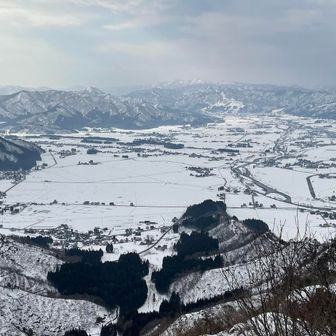 山頂景、僕は18年と少しの間この街にいて、雪と山に囲まれて閉塞感ばかり抱いて過ごしてきました。しかし今ここから見て感じたのは、コンパクトでどこか親しみが持てる景色、街だ、ということです