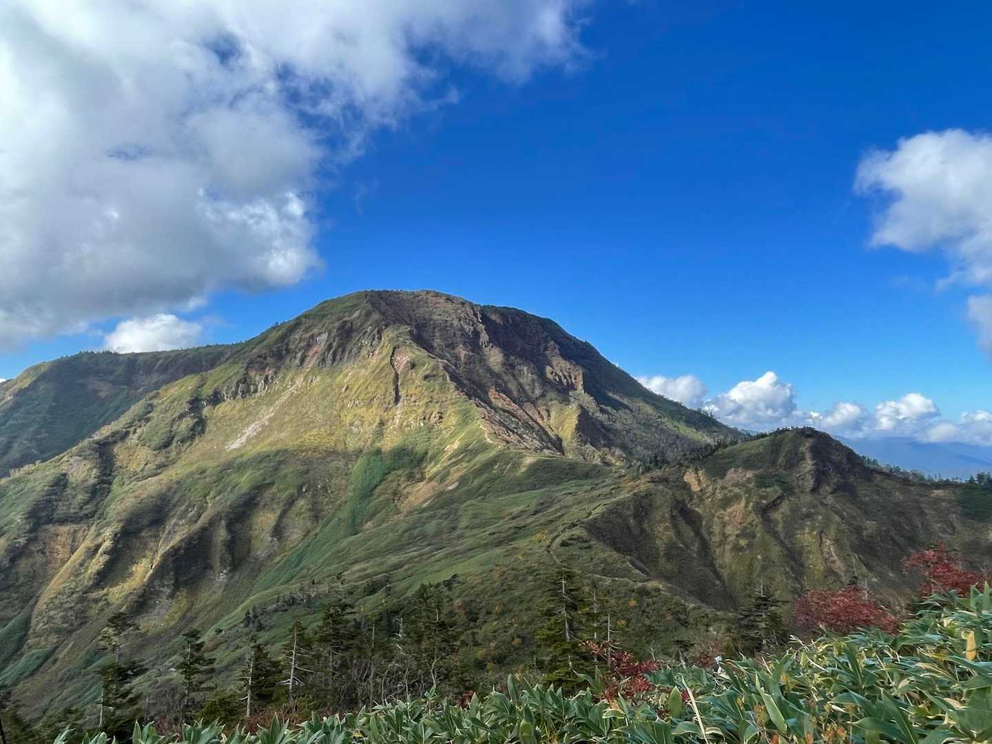 神楽ヶ峰から下ってる途中に苗場山やっと見えた！超かっこいいー！！